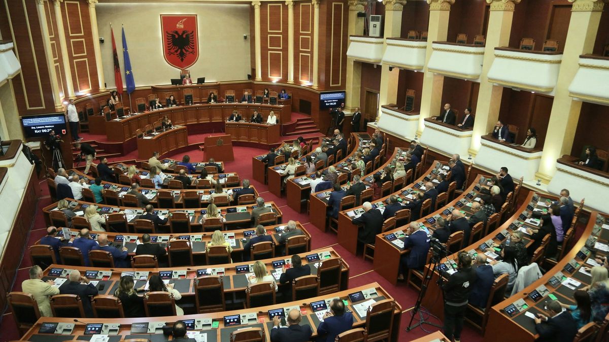 Albánští poslanci budou kvůli rvačkám v parlamentu zasedat on-line
